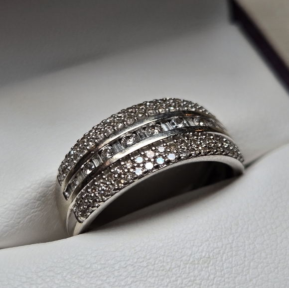 Ring - Picture 3 of 4